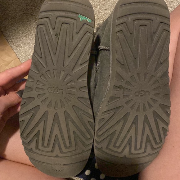 Authentic Uggs- Bailey button - Picture 5 of 5